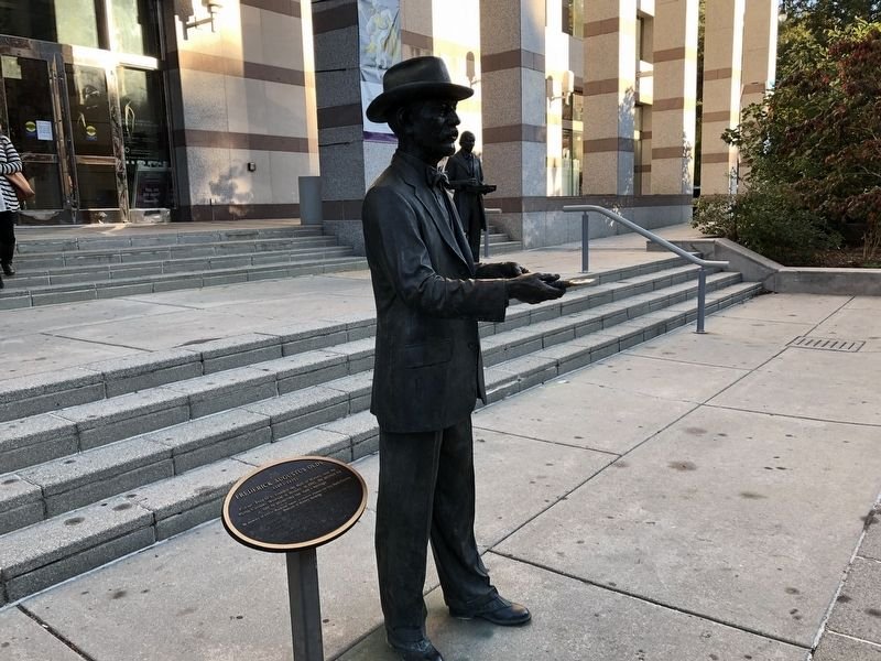 역사적 인물 조각상 (프레더릭 올즈, 토마스 데이 등)